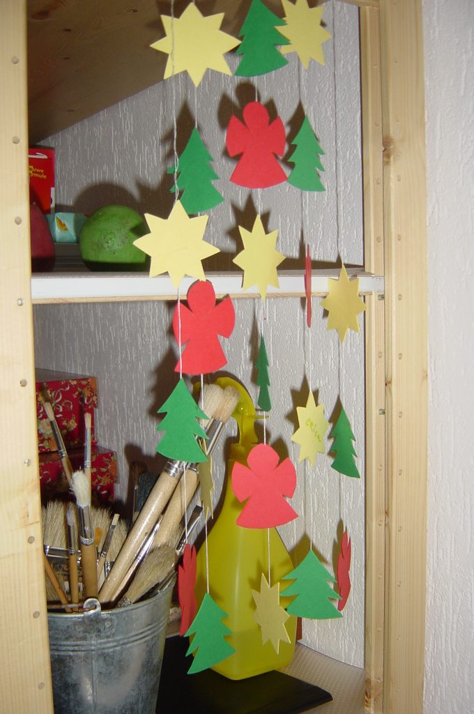 Cursus met kinderen in Ruurlo, voorbeeld kerstmobiel van verschillende kleuren papier