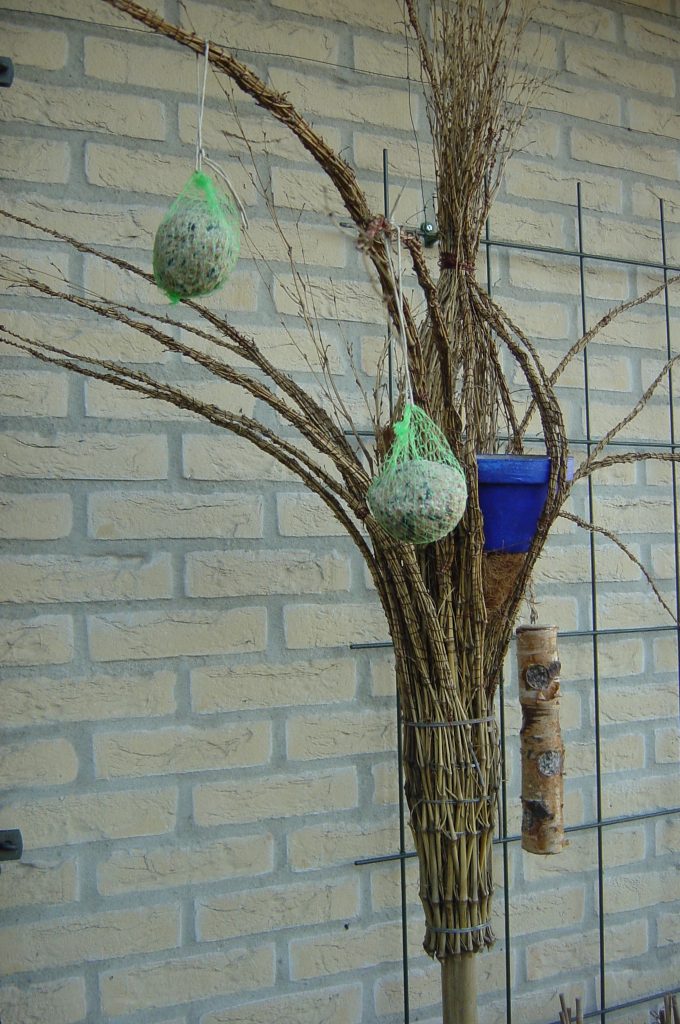 Cursus handenarbeid met kinderen in Ruurlo, vogelbezem van wilgentenen en koperdraad maken en versieren met vogelvoer. 