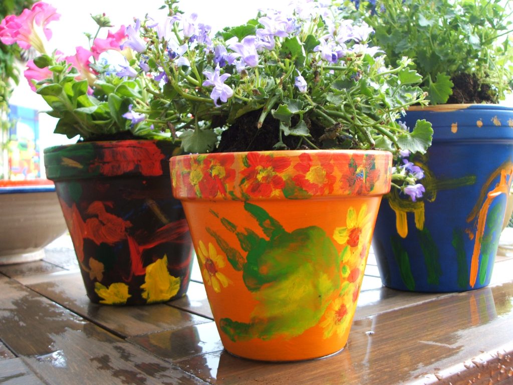 Werkstukken kleinkinderen, bloempotten beschilderd met acryl