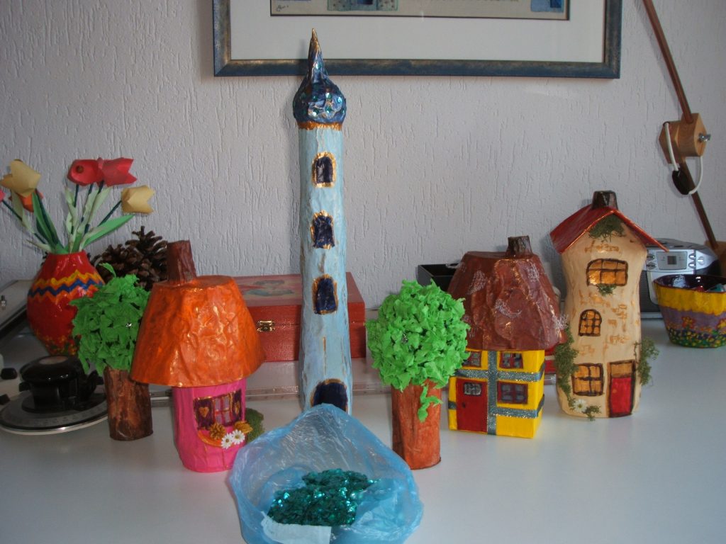 Hundertwasser project met kinderen, Atelier thuis, voorbeeld collectie met papier-mach