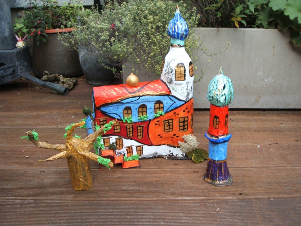 Hundertwasser project met kinderen, Atelier thuis, voorbeeld collectie met papier-mach