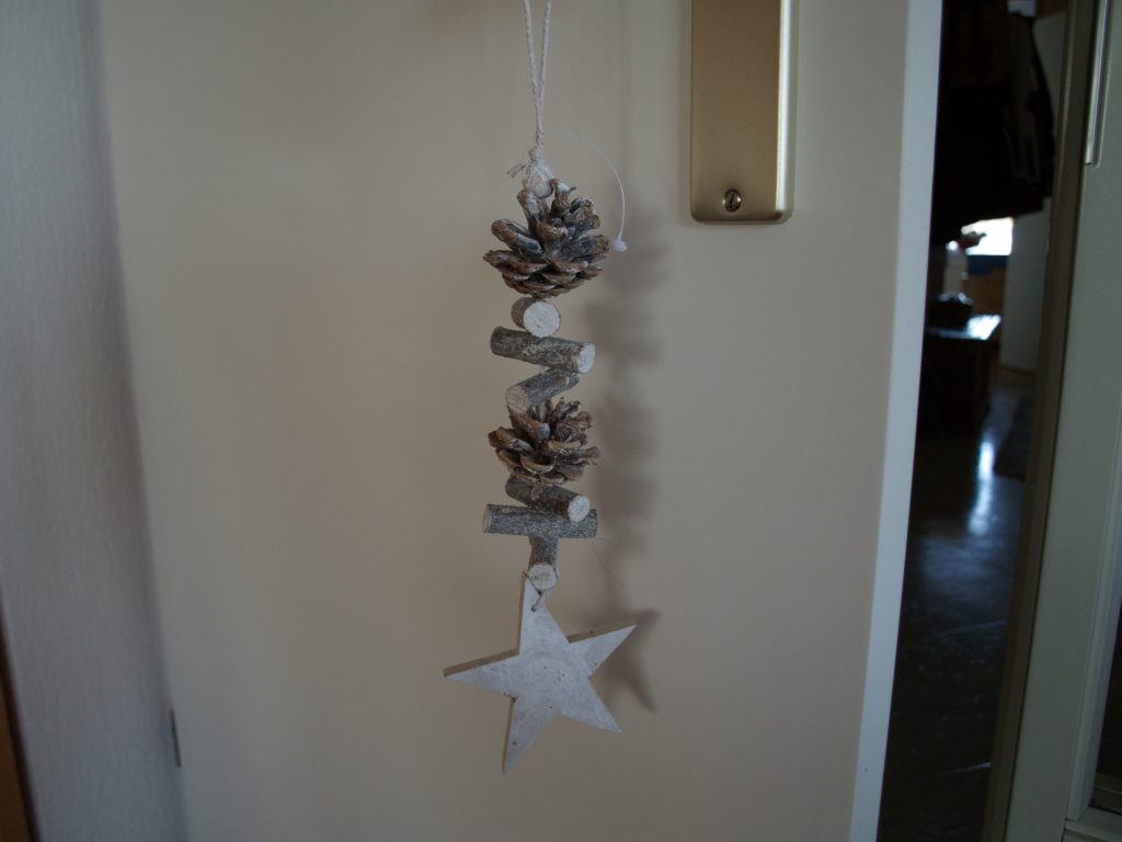 Kerstdecoratie. Atelier thuis. Kerststerren gestoken uit kleiplaten