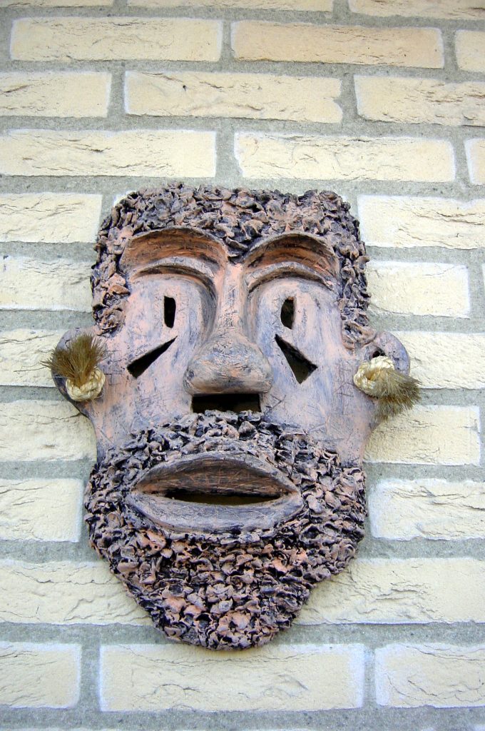 Masker. Werkstuk van boetseercursus Handvormen bij Leeuwenkuil in Deventer, met verf afgewerkt