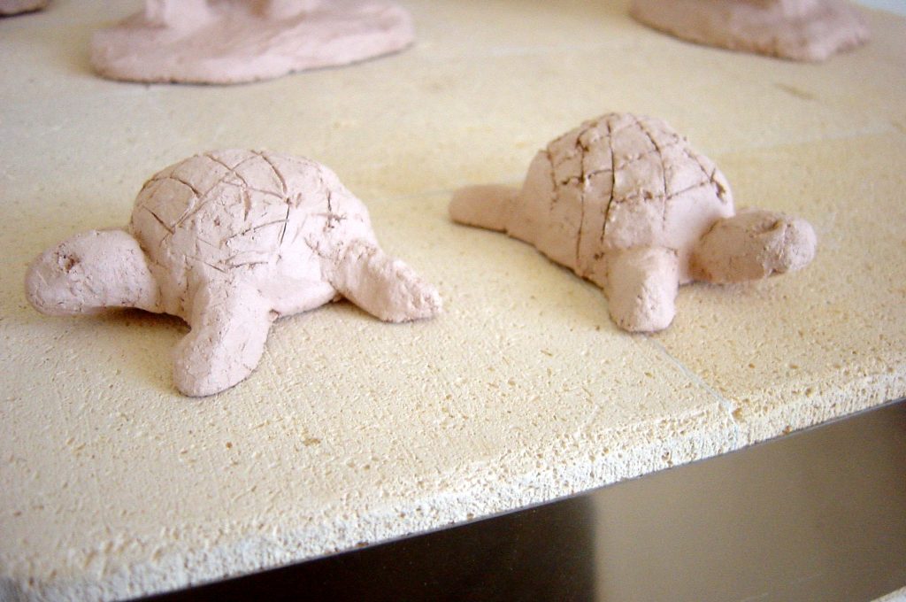 Schildpadden Boetseren, handvormen, atelier thuis, biscuit gestookt