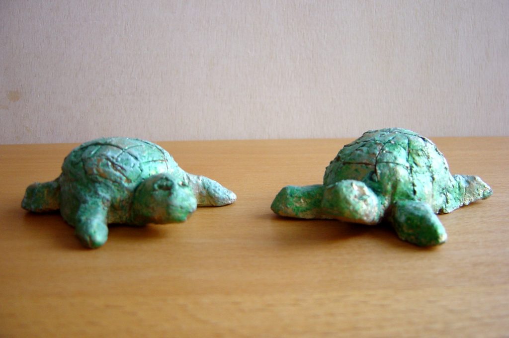 Schildpadden. Boetseren, handvormen, atelier thuis, biscuit gestookt, groen geverfd