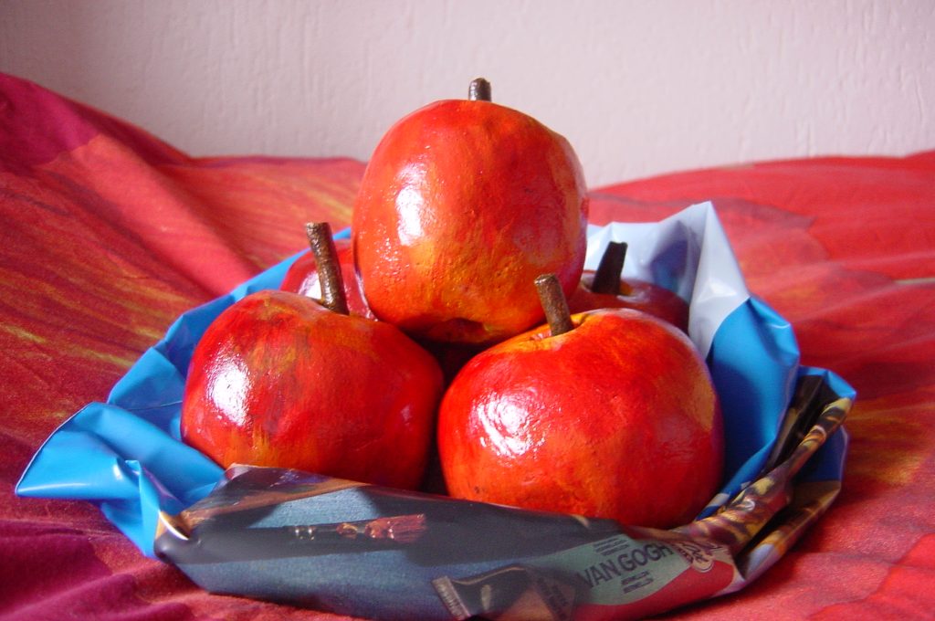 Appels. Boetseren, handvormen, atelier thuis, biscuit gestookt en geverfd