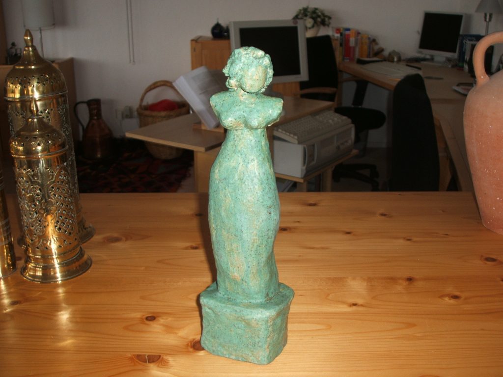 Beeld van Nell. Boetseren, handvormen, atelier thuis, gebronsd met verf