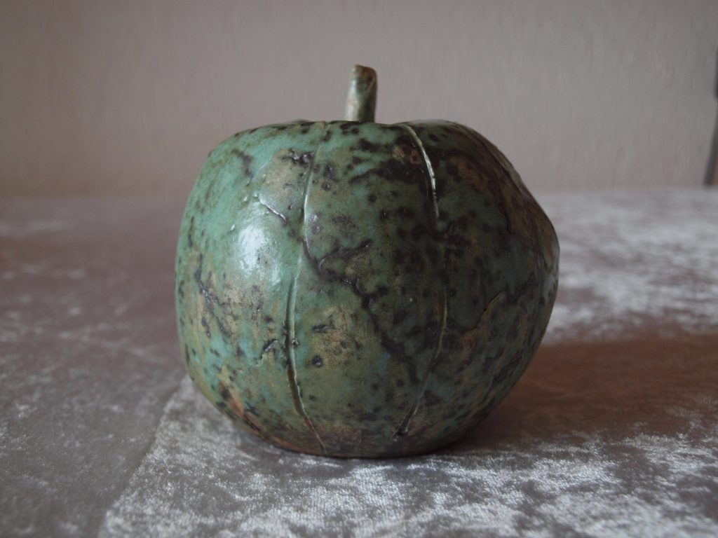 Kalebas atelier thuis, handvormen, geglazuurd op 1060