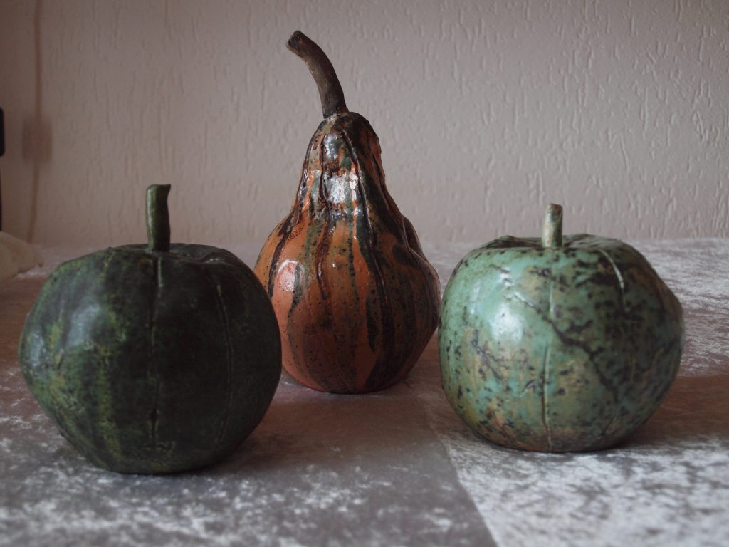 Kalebassen atelier thuis, handvormen, geglazuurd op 1060