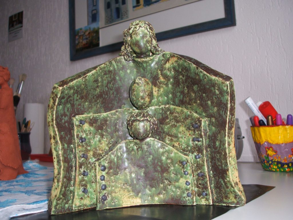 Vrouwen. Boetseren, handvormen met platen, atelier thuis, geglazuurd