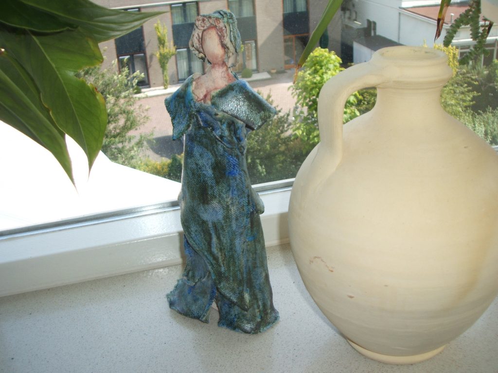 Vrouw. Boetseren, handvormen, atelier thuis, geglazuurd