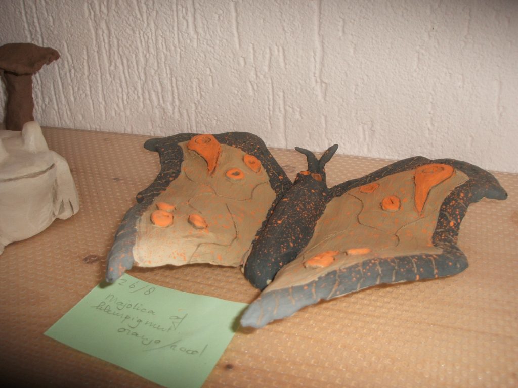 Vlinder. Boetseren, handvormen, atelier thuis, majolica en transparant geglazuurd