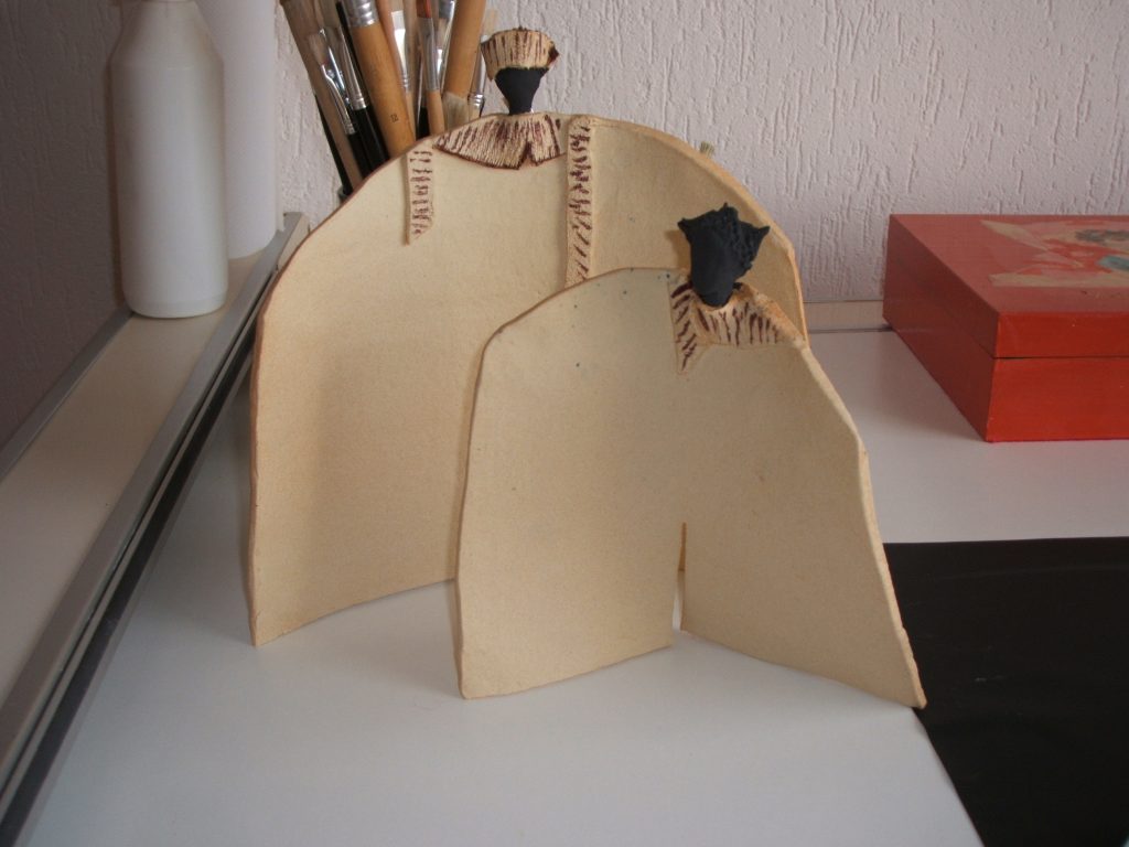 Afrikaanse beelden, Atelier thuis. Boetseren, handvormen met kleiplaten, geglazuurd.
