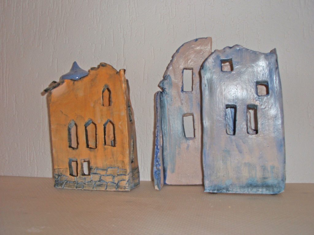 Huisjes, Atelier thuis. Boetseren, handvormen met kleiplaten, geglazuurd