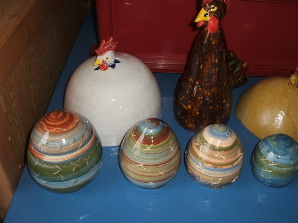 Kippen en eieren. Atelier thuis. Gedraaid en met handvormen afgewerkt, geglazuurd