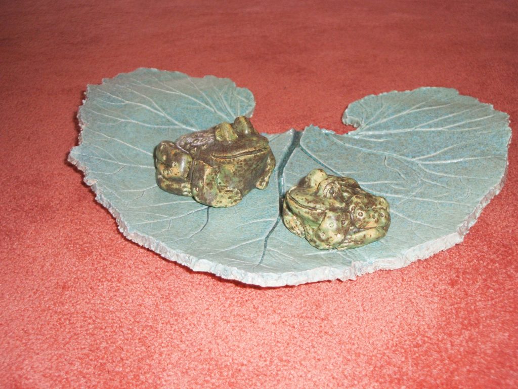 Kikkers op reuzenblad. Atelier thuis. Boetseren, handvormen, geglazuurd