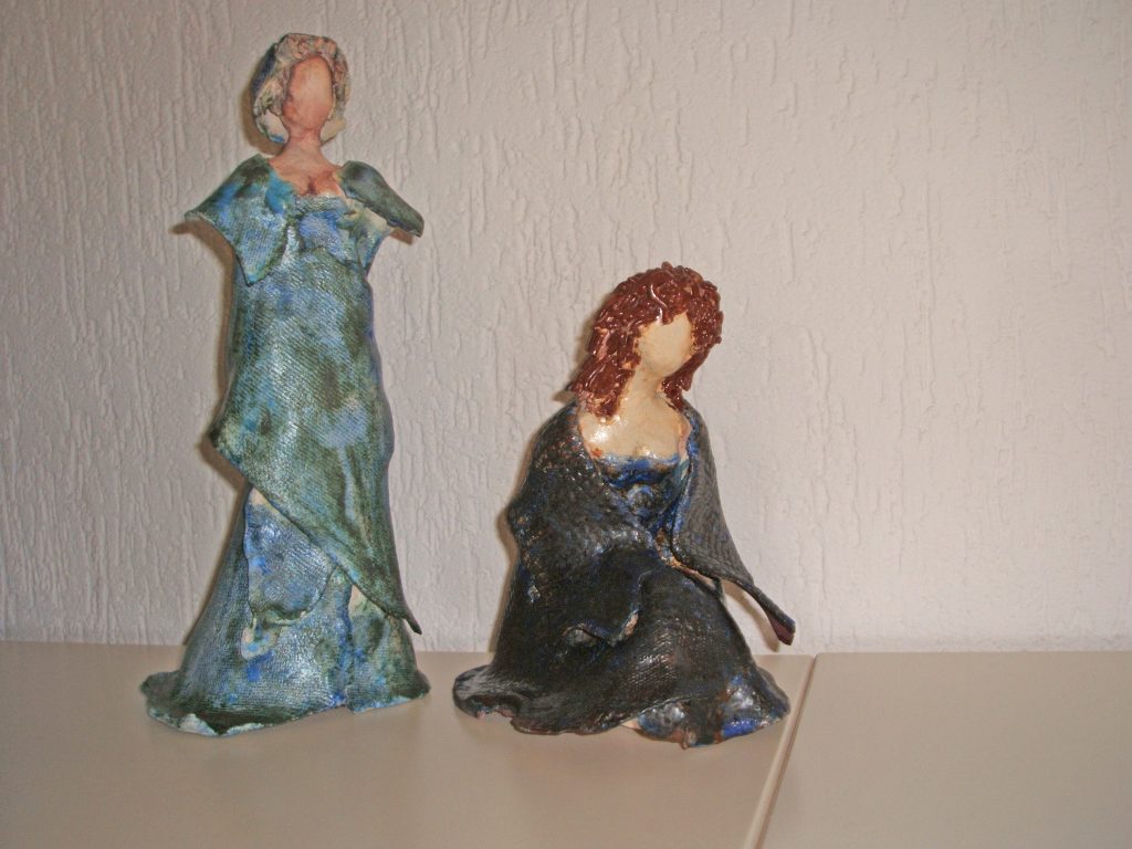 Vrouwen. Atelier thuis. Boetseren, handvormen, atelier thuis, geglazuurd