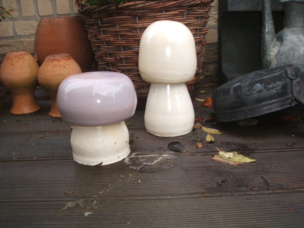 Paddestoelen. Atelier thuis. Gedraaid en geglazuurd