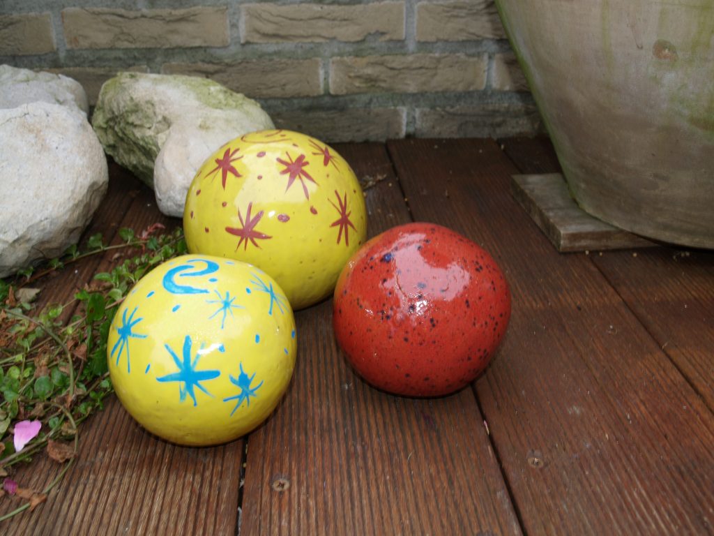 Bollen, Atelier thuis. Boetseren, handvormen in mal, gedecoreerd en geglazuurd