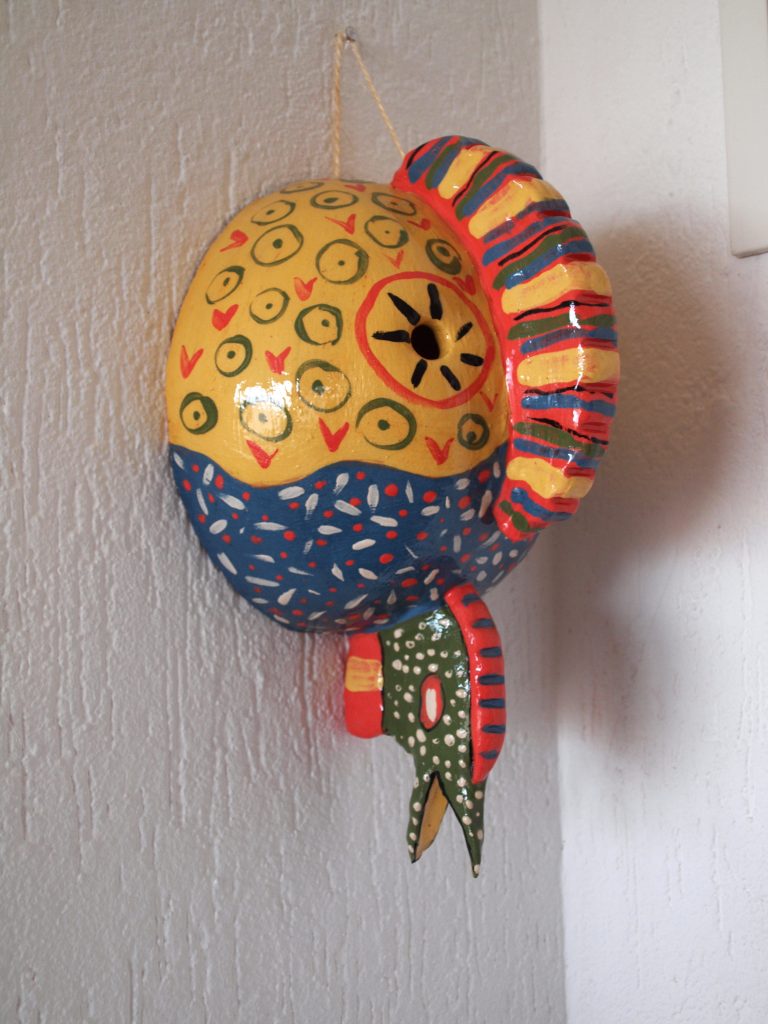 Maya-masker, atelier thuis, bolvorm gemaakt in mal, afwerking met handvormen. Gedecoreerd met kleurpigmenten en gestookt op 1060º C.