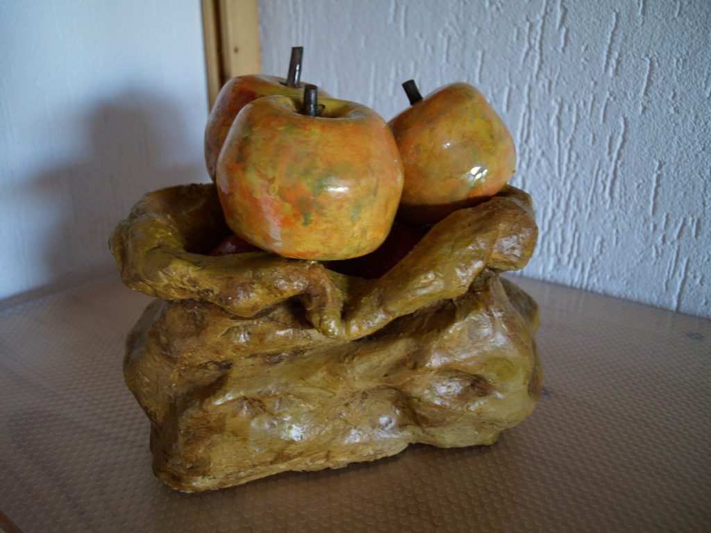 Appels in zak. Atelier thuis. Handvormen, gedecoreerd met kleurpigment, transparant afgeglazuurd1060