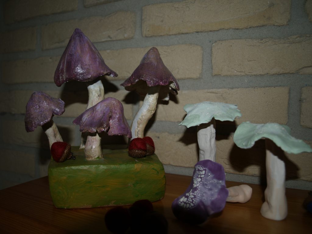 Paddenstoelen. Atelier thuis. Handvormen, geglazuurd, derde stook decoraties aangebracht1060