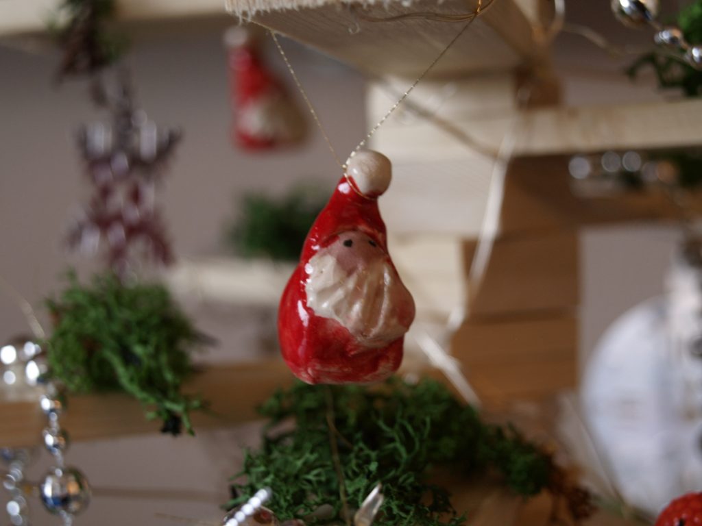 Kerstmannetje, atelier thuis, handgevormd, witte klei, kleurpigmenten en transparant geglazuurd op 1060