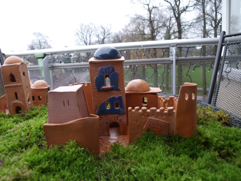 Huisjes, atelier thuis, handgevormd, kleurpigmenten en gestookt op 1060