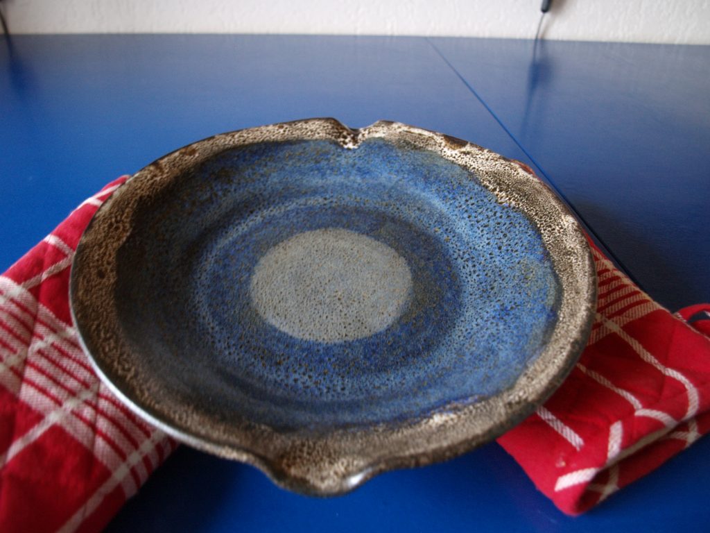 Schaal, atelier thuis, gedraaid, verschillende glazuren gestookt op 1220
