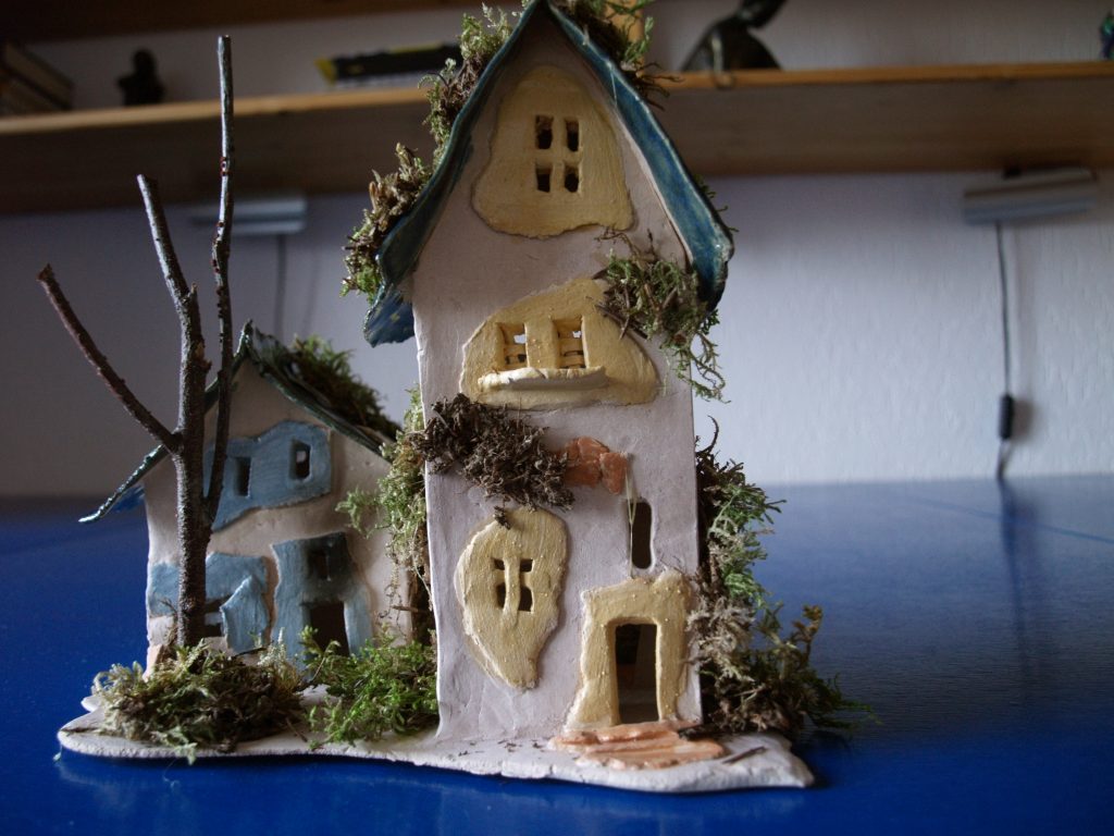 Elfenhuisjes, handgevormd, kleurpigmenten, geglazuurd op 1060