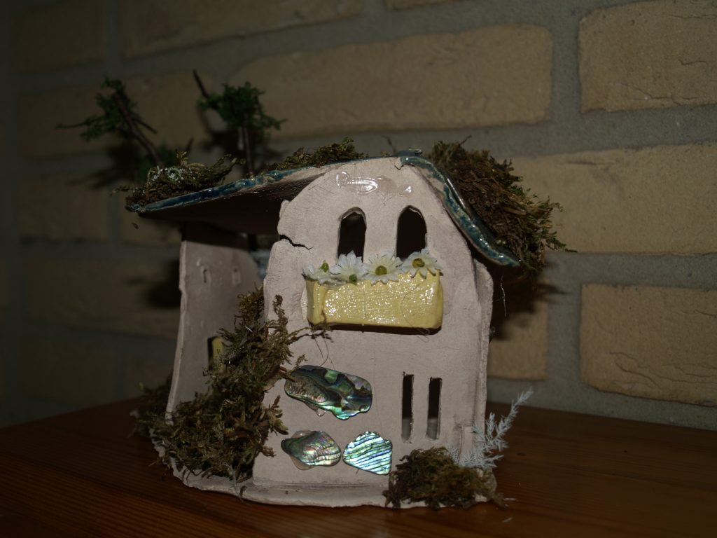 Elfenhuisjes, handgevormd, kleurpigmenten, geglazuurd op 1060