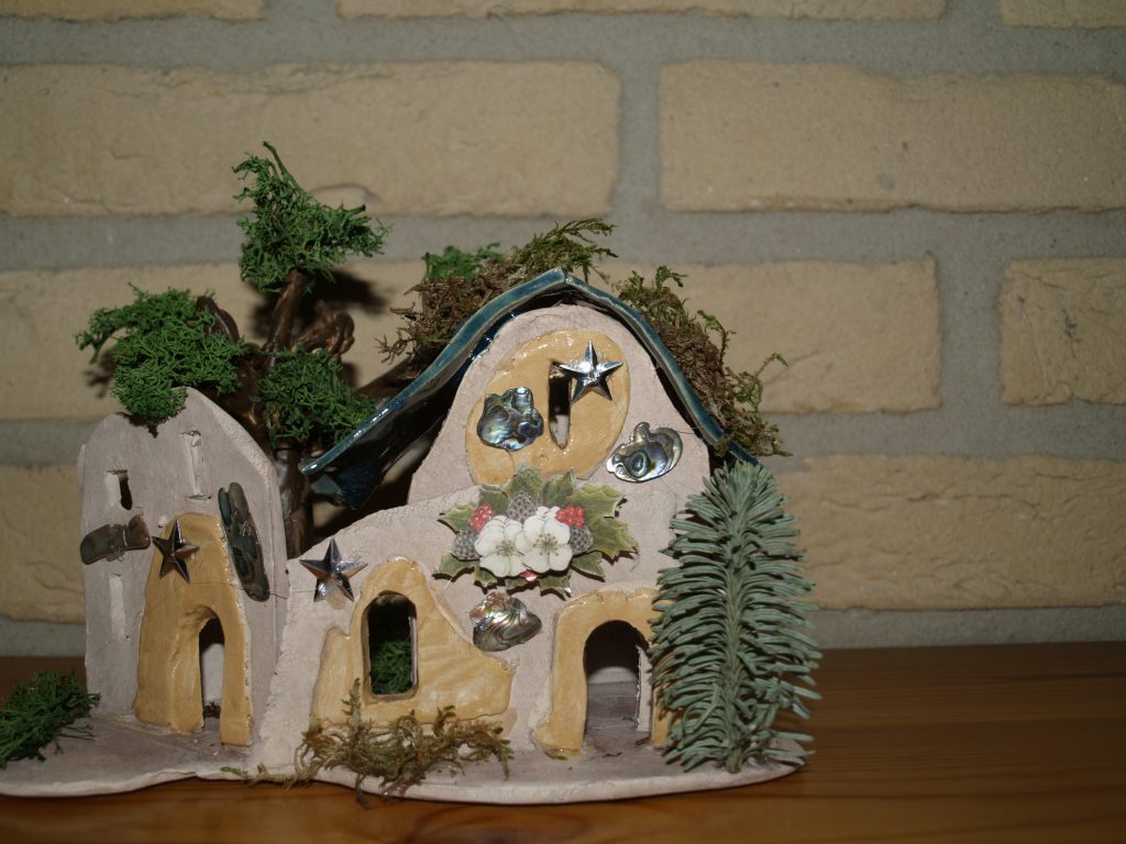 Elfenhuisjes, handgevormd, kleurpigmenten, geglazuurd op 1060