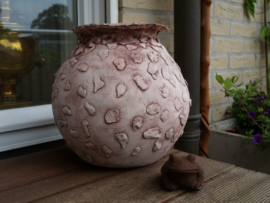 Pot, atelier thuis, handgevormd in mal, bewerkt met rode ijzeroxide en gestookt op 1060