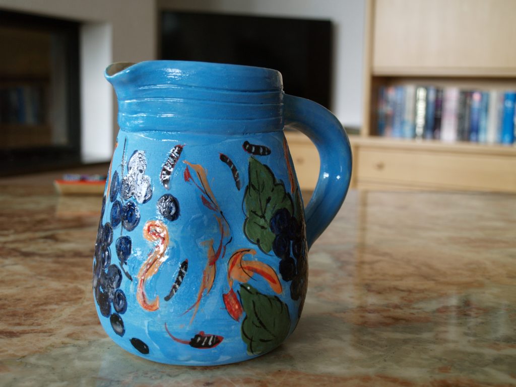 Waterkan, gedraaid, gedecoreerd met kleurpigmenten, biscuit gestookt 960