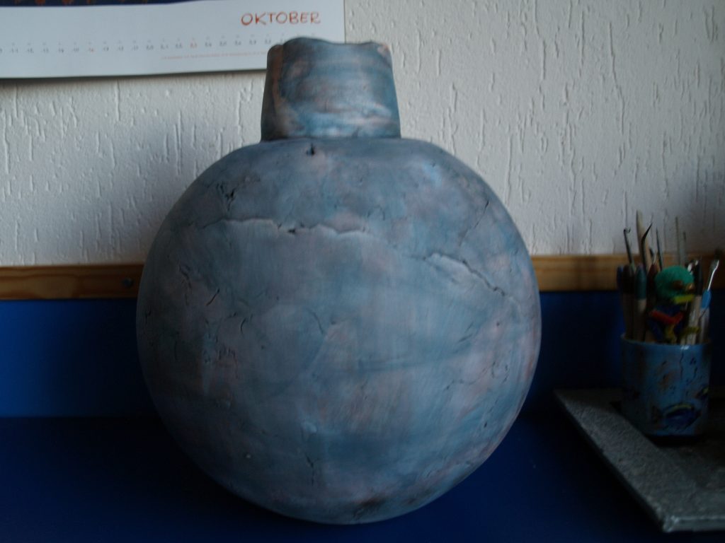 Pot, handgevormd in mal, biscuit gestookt 960