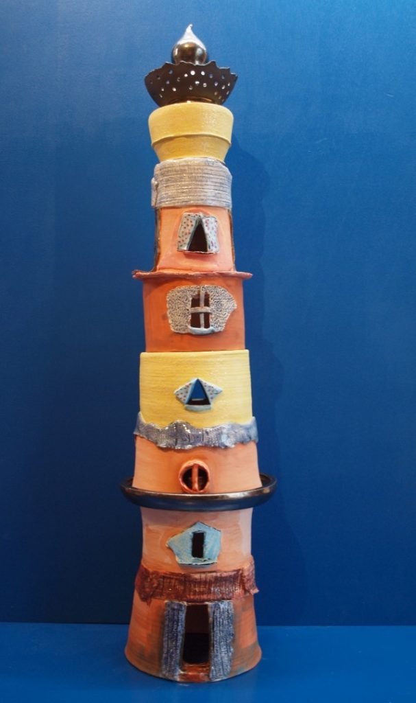 Toren, gedraaid en ornamenten handgevormd, gedecoreerd met kleurpigmenten en afgewerkt met transparant glazuur