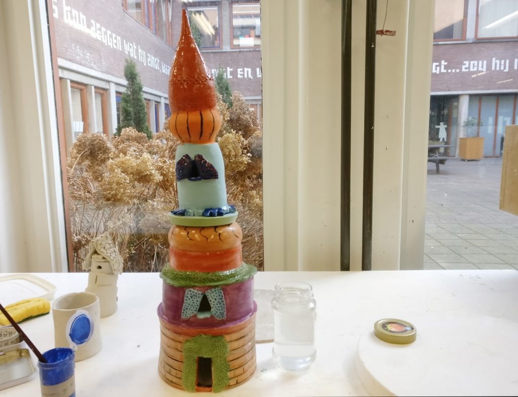 Atelier Lindenberg, toren, gedraaid en handgevormd, biscuit gestookt 960 º C, bewerkt met kleurpigenten en gedeeltelijk geglazuurd 1060 º C