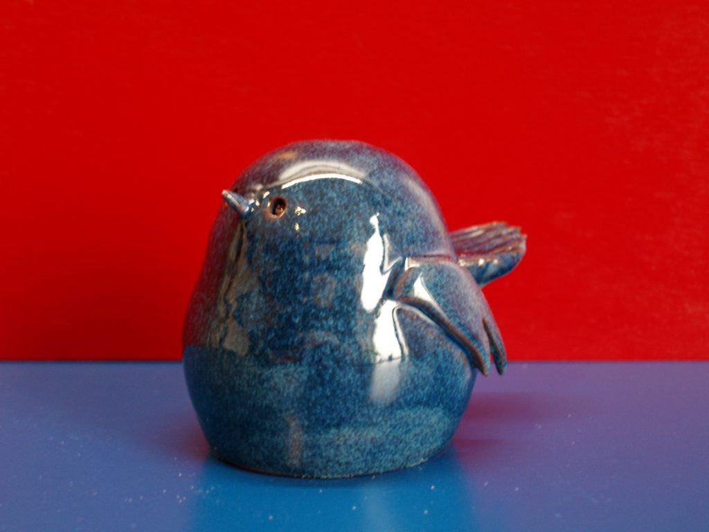 Vogeltje, gerdaaid en handgevormd, biscuit gestookt 960 º C, blauw geglazuurd 1060 º C