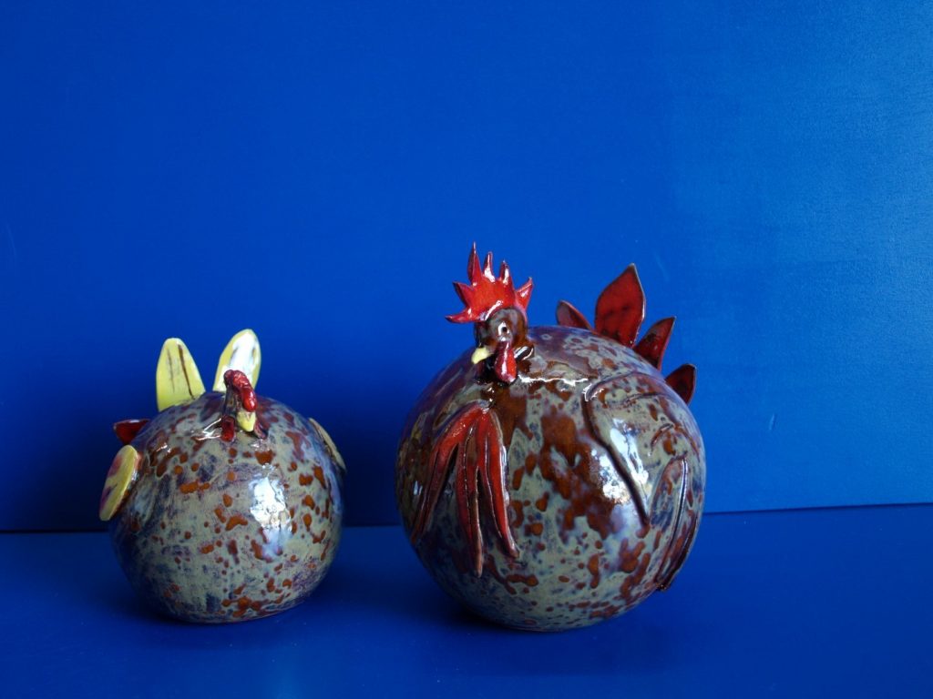 Kippen, handgevormd, bewerkt met kleurpigmenten, biscuit gestookt 960º C, geglazuurd 1060 º C