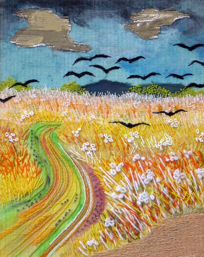 CAMPO DI GRANO Freestyle. Ondergrond ongebleekt katoen met daarop textielverf, allerlei soorten en diktes borduurgaren, wol en kraaltjes. Ontwerp: Het ontwerp is van een kalender van Vincent van Gogh en heet 'Campo di Grano volo di corvi'. Het is niet helemaal hetzelfde geworden maar was leuk om te doen in een andere stijl en met andere steken.