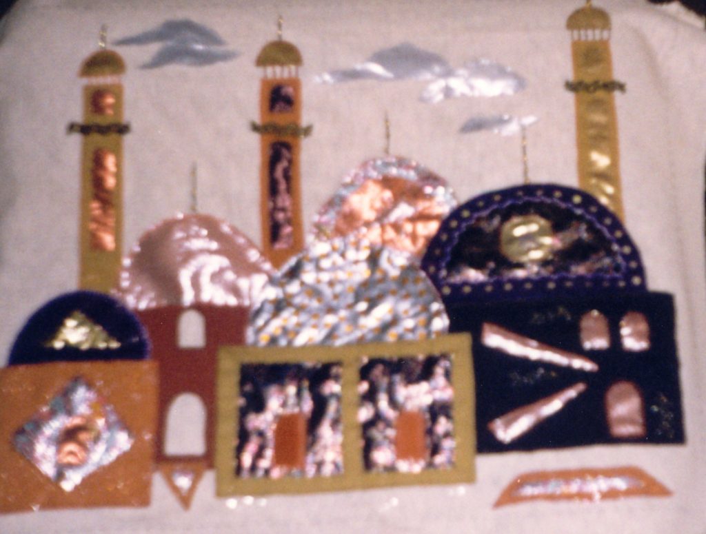 TRIBUTE MOSKEEËN 2 Freestyle, Mola techniek. Witte ondergrond met bruine lappen stof, borduurgaren, naaigaren en kralen Ontwerp: Naar een eigen schets gemaakt in Damascus in 1998. Moskeeën gemaakt met de Molatechniek.