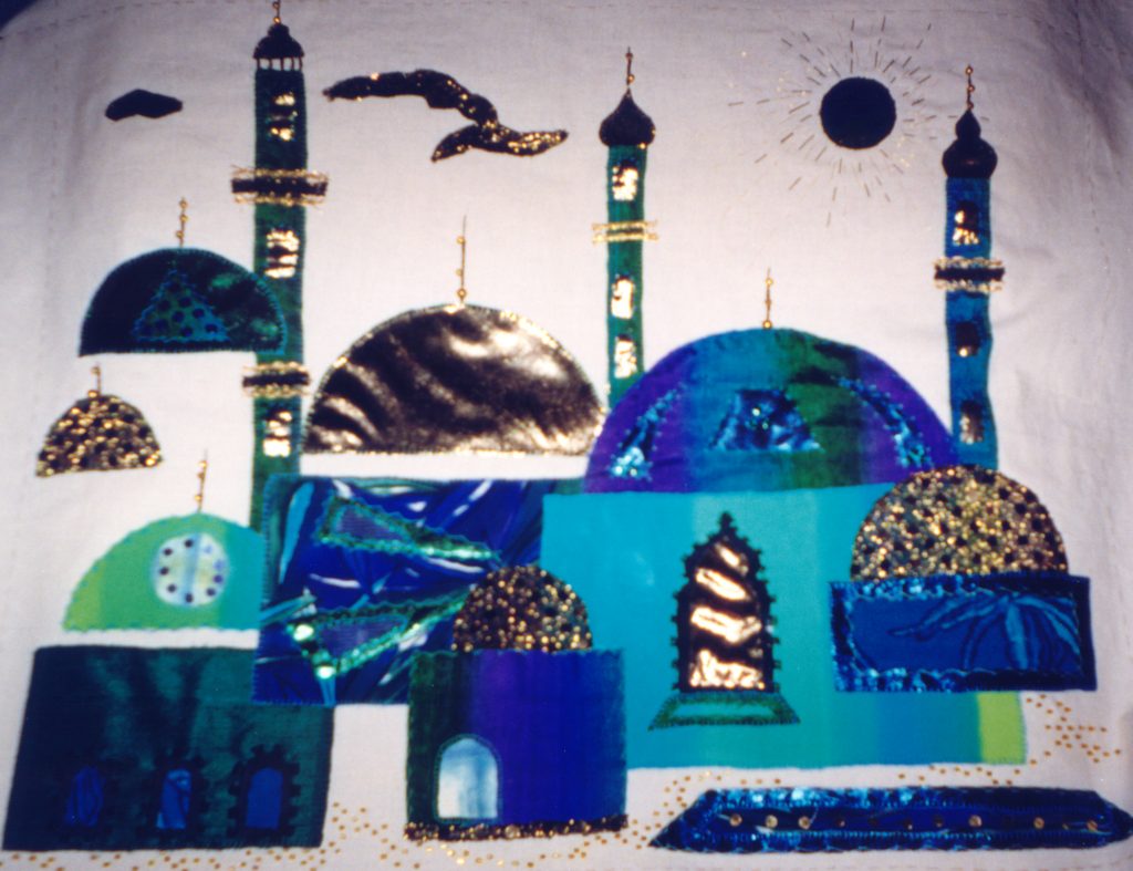 TRIBUTE MOSKEEËN 4 Freestyle, Mola techniek. Beige ondergrond van ongebleekt katoen met hoofdzakelijk turquoise lappen stof, borduurgaren, naaigaren, flitters en kraaltjes Ontwerp: Naar een eigen schets gemaakt in Damascus in 1998. Moskeeën gemaakt met de Molatechniek.