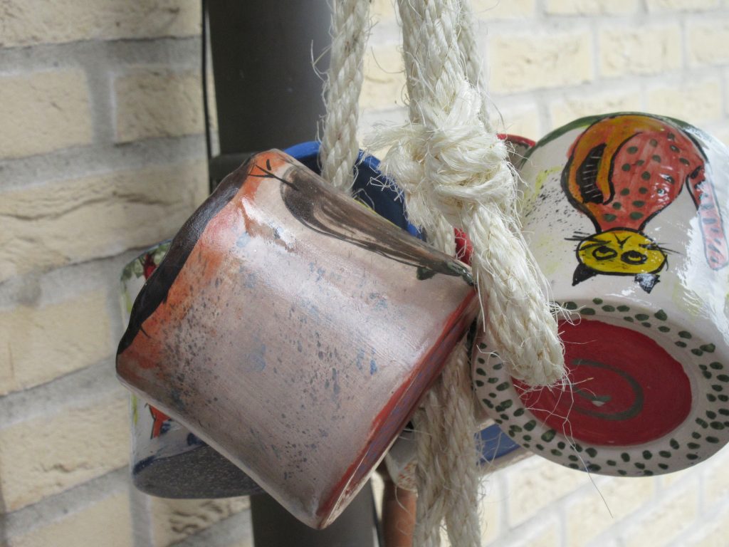 Op de Kop project 2017, Expositie Beeldhouwwinkel Zutphen. Kommen gedraaid met witte klei, gedecoreerd met kleurpigmenten, biscuit gestookt 960 º C, transparant geglazuurd 1060 º C