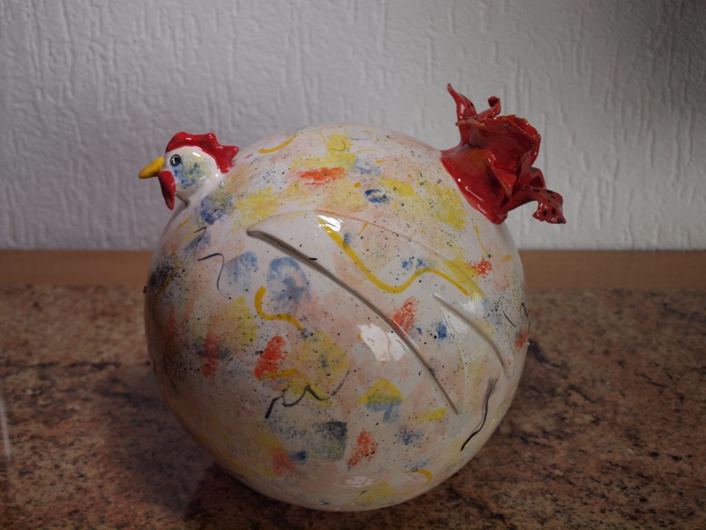 Kip, handgevormd in mal, klei met fijne chamotte, verschillende kleuren kleurpigment en transparant glazuur. Gestookt op 1060° C