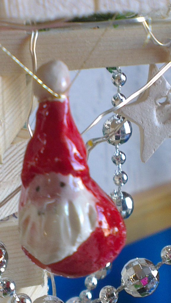 Kerstmannetje, handgevormd, zalmkleurige klei en kleurpigmenten. Transparante glazuur. Gestookt op 1060° C