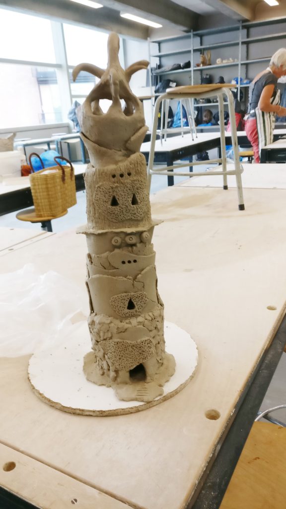 Toren, cursus Gruitpoort, handgevormd, witte klei met grove chamotte