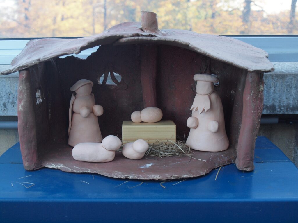 Kerststalfiguren, leverkleurige klei, gestookt op 1040° C.