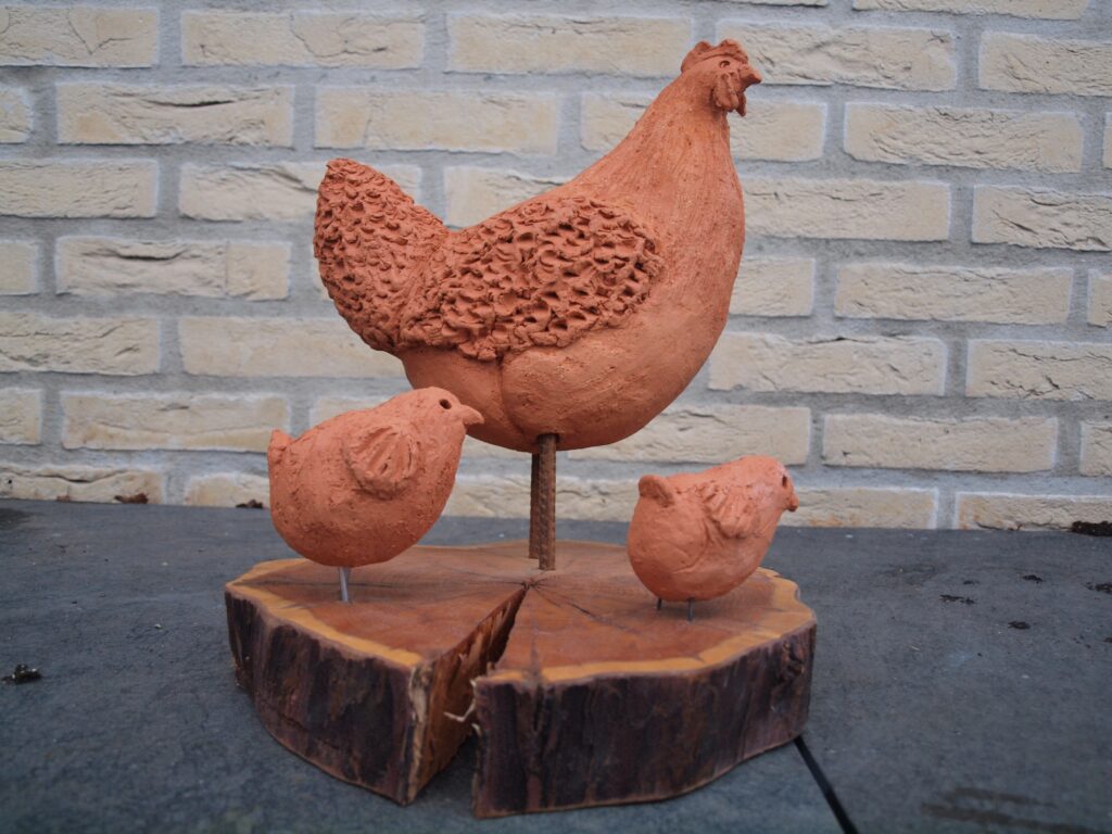 Kip met kuikens, rode klei grove chamotte, gestookt op 1040° C.
