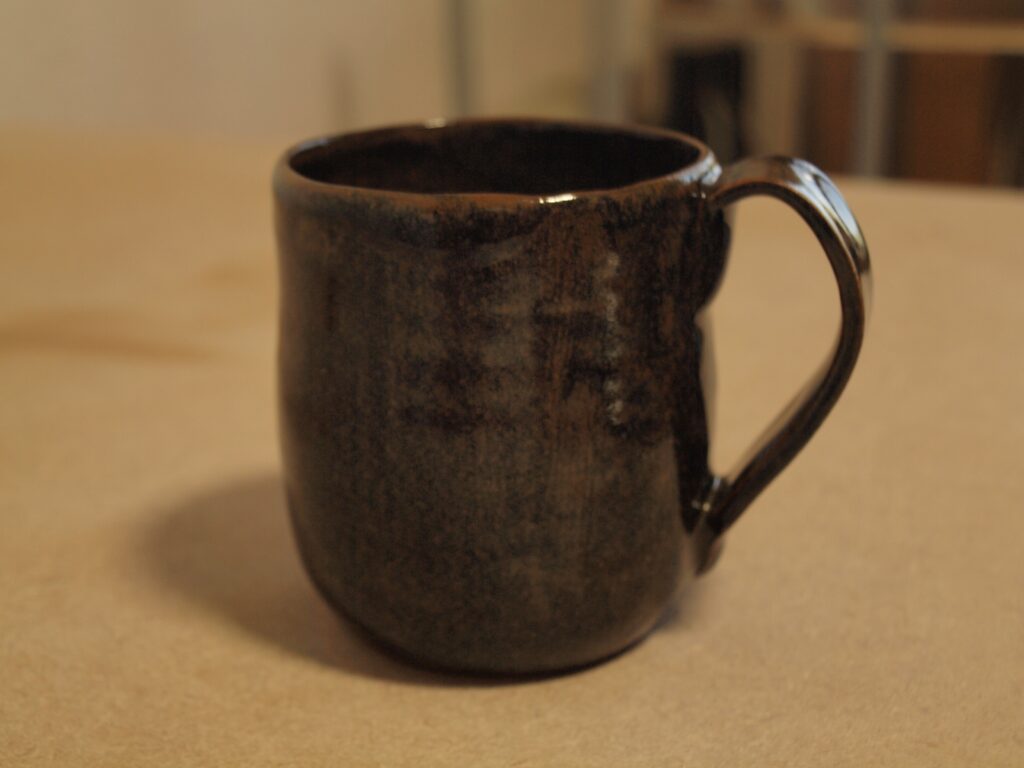 Koffiebeker bruin, handgedraaid en geglazuurd met Temokubraun nr. 9885