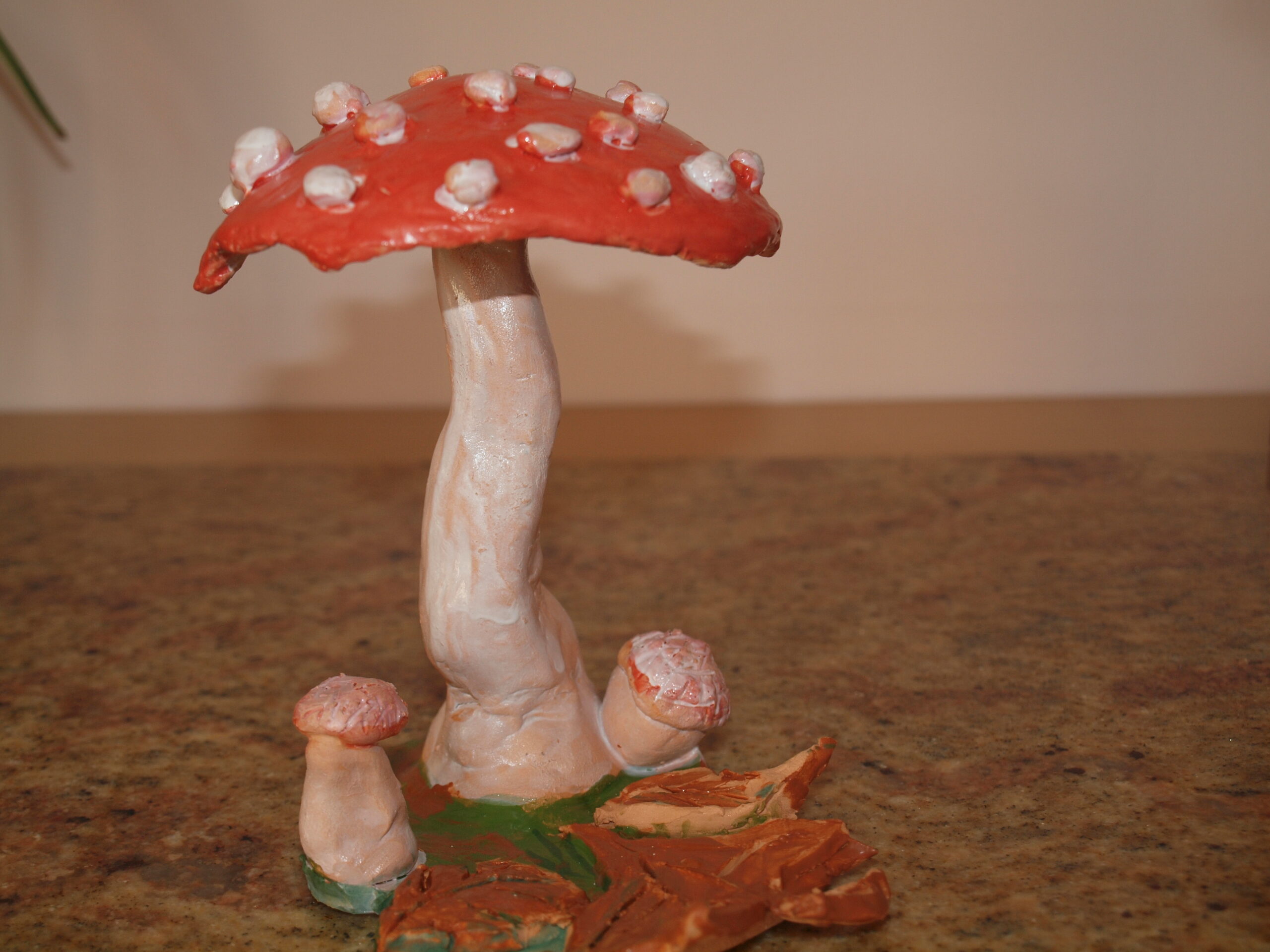 Vliegenzwam. Handgemaakt voor de herfst van klei Leberfarbe.